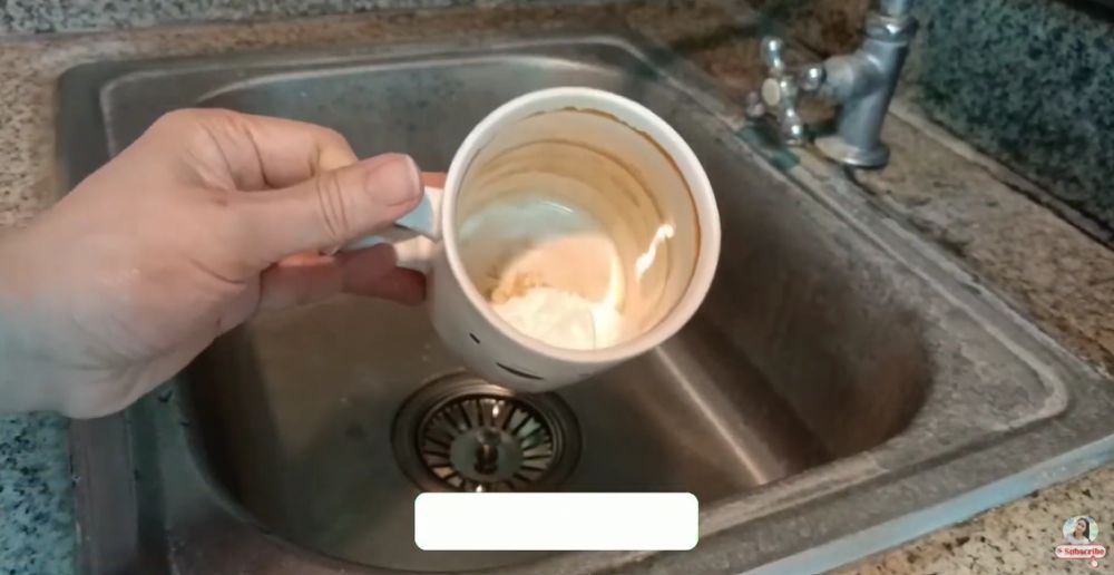 Tanpa sitrun, begini cara membersihkan kerak teh membandel pada gelas dengan 1 bahan dapur