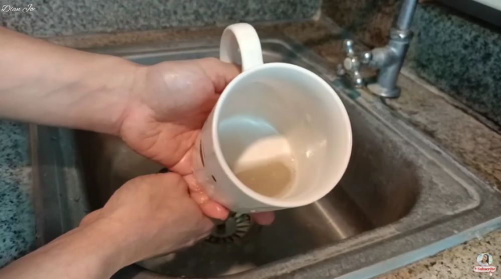 Tanpa sitrun, begini cara membersihkan kerak teh membandel pada gelas dengan 1 bahan dapur