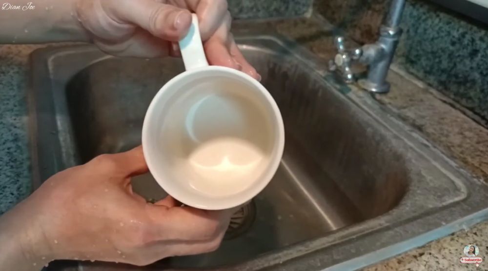Tanpa sitrun, begini cara membersihkan kerak teh membandel pada gelas dengan 1 bahan dapur