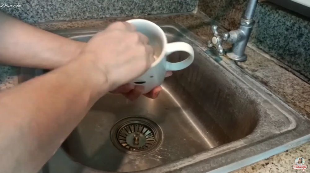 Tanpa sitrun, begini cara membersihkan kerak teh membandel pada gelas dengan 1 bahan dapur