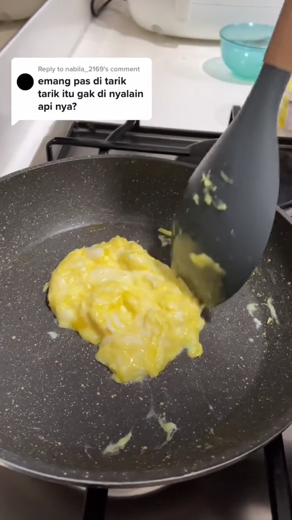 Tanpa perlu dicampur susu, ini cara bikin scrambled egg ala McD yang lembut, gurih, dan antigagal