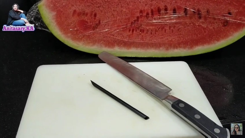Nggak lagi-lagi kecele saat makan, ini cara jitu menghilangkan biji buah semangka