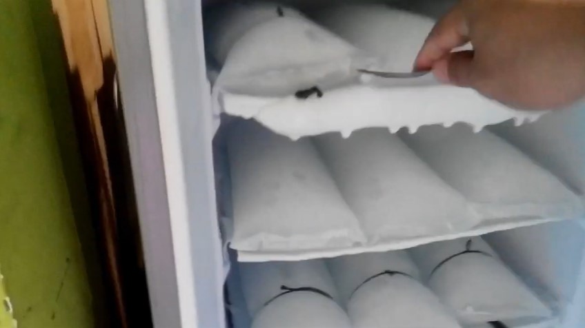 Bukan diketuk atau dicongkel pisau, ini cara aman mengeluarkan bungkus es batu yang lengket di freezer