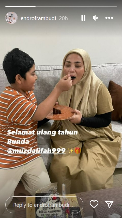 momen perayaan ultah muzdalifah sederhana bareng suami & anak © berbagai sumber momen perayaan ultah muzdalifah sederhana bareng suami & anak © berbagai sumber