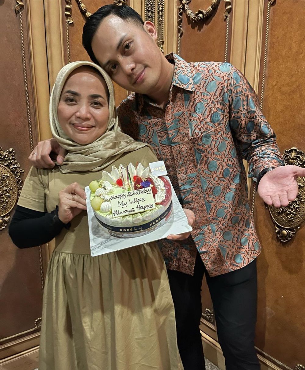 momen perayaan ultah muzdalifah sederhana bareng suami & anak © berbagai sumber momen perayaan ultah muzdalifah sederhana bareng suami & anak © berbagai sumber