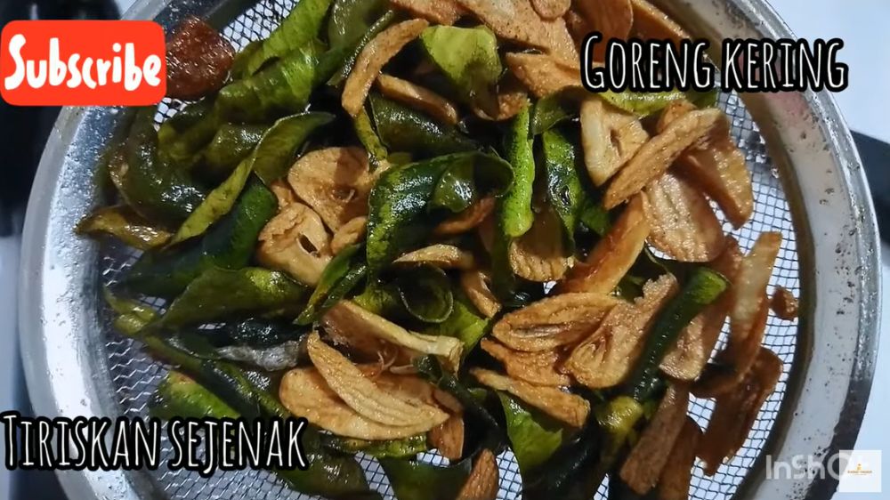 Tak perlu diblender, begini cara membuat bumbu tabur daun jeruk yang sedap dan tidak pahit