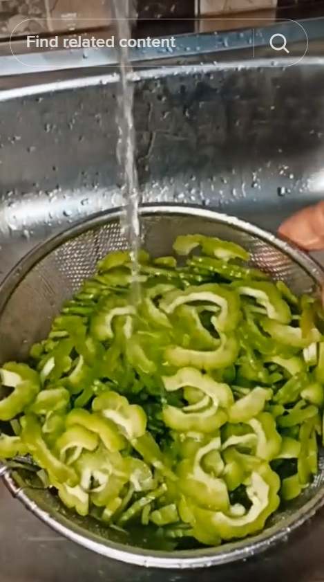 Bukan diremas garam, ini cara menghilangkan rasa pahit pada pare sebelum diolah