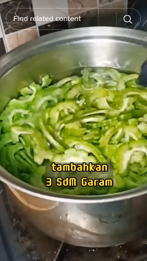 Bukan diremas garam, ini cara menghilangkan rasa pahit pada pare sebelum diolah