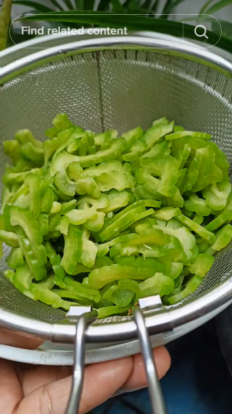 Bukan diremas garam, ini cara menghilangkan rasa pahit pada pare sebelum diolah