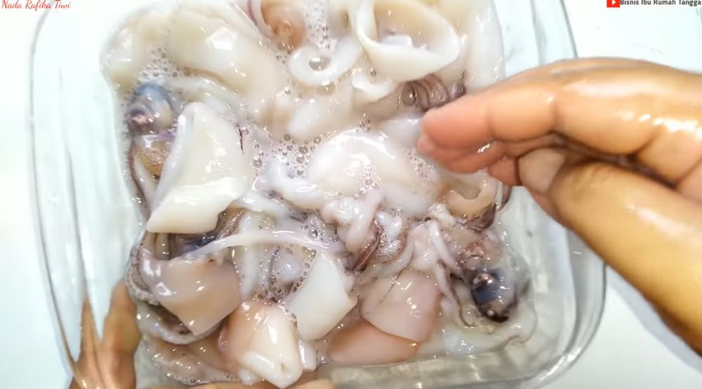Trik mengolah cumi agar teksturnya empuk dan antiamis, cukup pakai 2 bahan