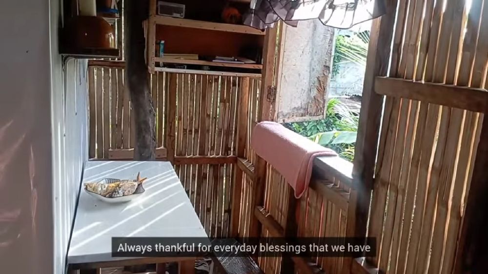 rumah bambu interiornya mirip villa estetik © YouTube/Mrs Nicole Fietas