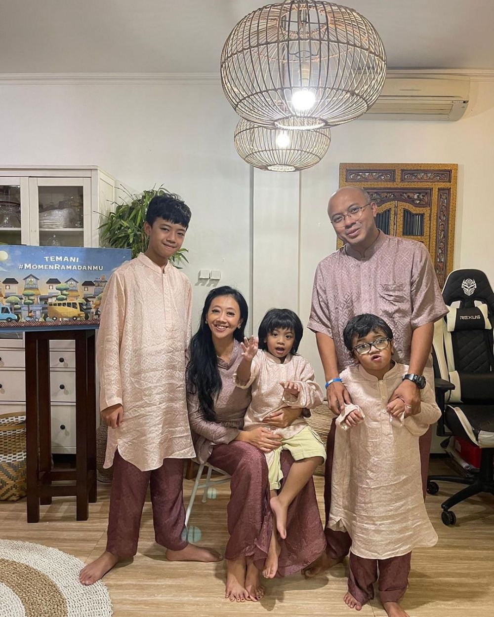 Potret kebersamaan Asri Welas dan Putra keduanya yang idap penyakit langka © 2023 brilio.net Potret kebersamaan Asri Welas dan Putra keduanya yang idap penyakit langka © 2023 brilio.net