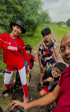 Potret kebersamaan Asri Welas dan Putra keduanya yang idap penyakit langka © 2023 brilio.net Potret kebersamaan Asri Welas dan Putra keduanya yang idap penyakit langka © 2023 brilio.net