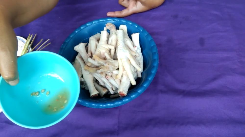 Bukan direbus, ini trik menghilangkan lendir dan bau amis pada ceker pakai 2 bahan dapur
