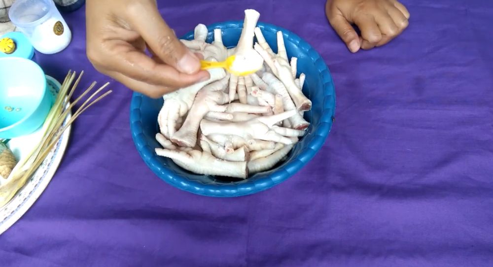 Bukan direbus, ini trik menghilangkan lendir dan bau amis pada ceker pakai 2 bahan dapur