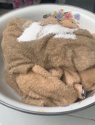 Trik bersihkan handuk yang menghitam hanya dengan 1 bahan sederhana © 2023 brilio.net Trik bersihkan handuk yang menghitam hanya dengan 1 bahan sederhana © 2023 brilio.net