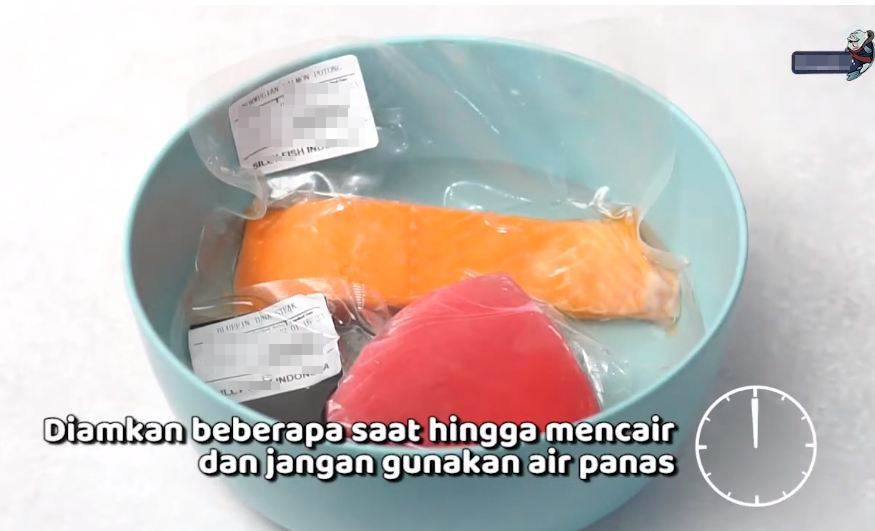 Bukan direndam air panas, ini trik mencairkan frozen food agar bisa langsung dimasak