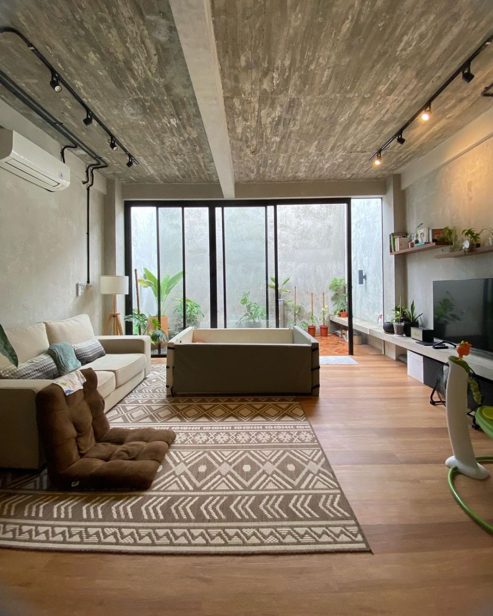 rumah serba semen ekspos © YouTube