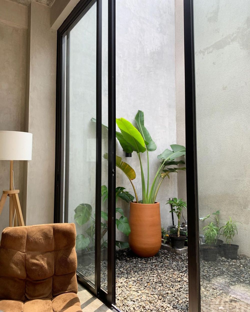 rumah serba semen ekspos © YouTube