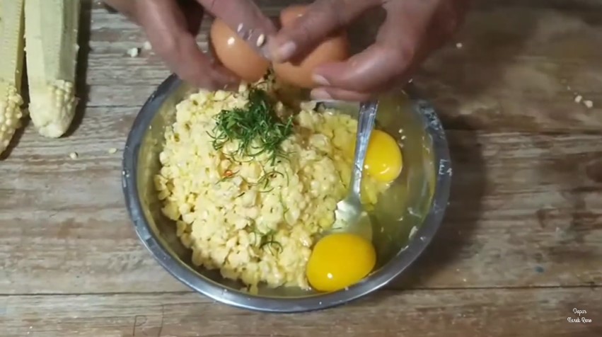Trik bikin bakwan jagung tetap renyah dan tak ambyar meski tanpa tepung, cukup tambah 1 bahan