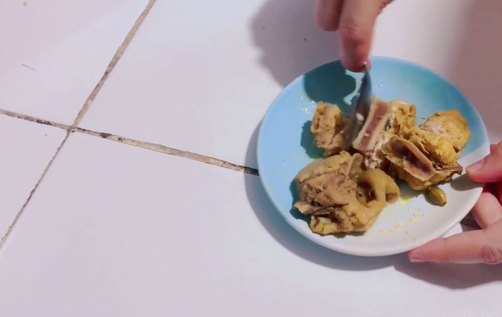 Tanpa perlu diungkep atau dipresto, ini trik praktis mengolah ayam kampung agar teksturnya empuk