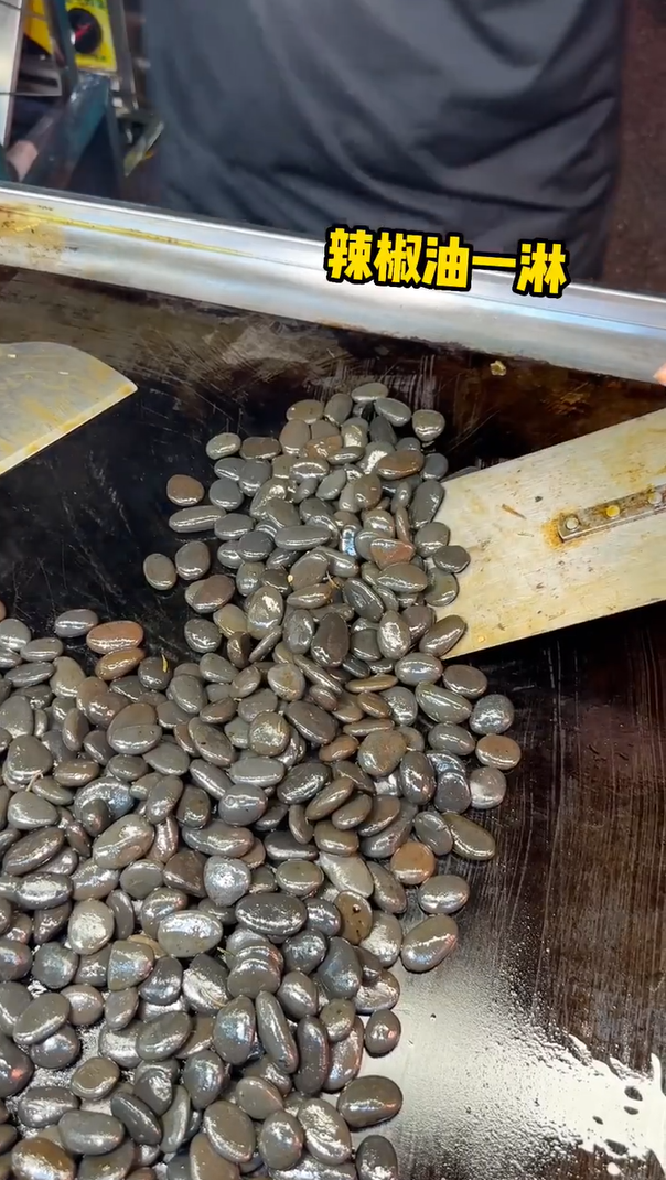 Berbahan dasar batu kolam, ini 7 potret jajanan khas China yang bikin geleng-geleng kepala