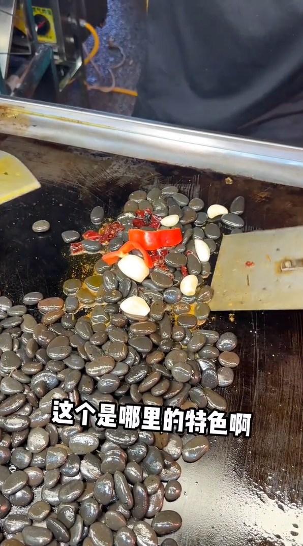 Berbahan dasar batu kolam, ini 7 potret jajanan khas China yang bikin geleng-geleng kepala