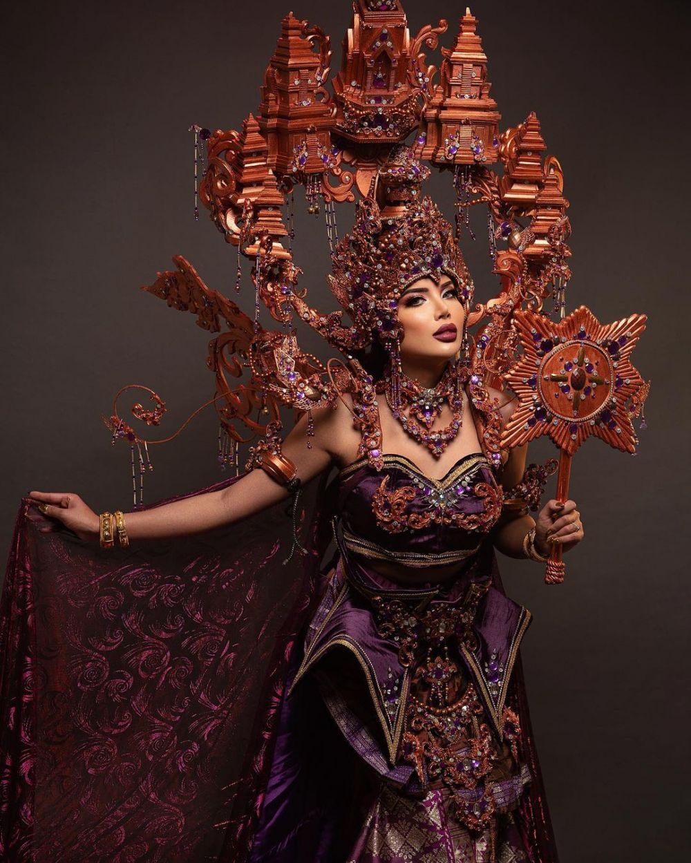 Potret Millen Cyrus kenakan kostum nasional dalam ajang Miss International Queen © 2023 brilio.net Potret Millen Cyrus kenakan kostum nasional dalam ajang Miss International Queen © 2023 brilio.net