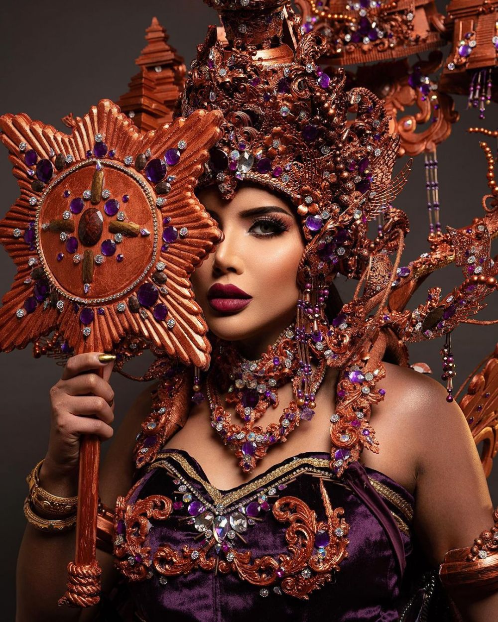 Potret Millen Cyrus kenakan kostum nasional dalam ajang Miss International Queen © 2023 brilio.net Potret Millen Cyrus kenakan kostum nasional dalam ajang Miss International Queen © 2023 brilio.net