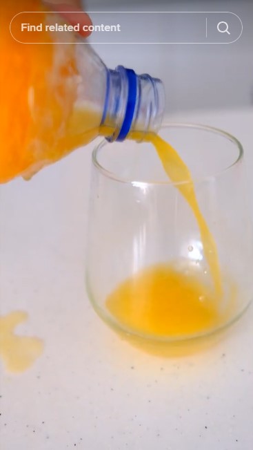 Tanpa blender atau alat peras khusus, ini trik sederhana memeras air jeruk cuma pakai barang bekas