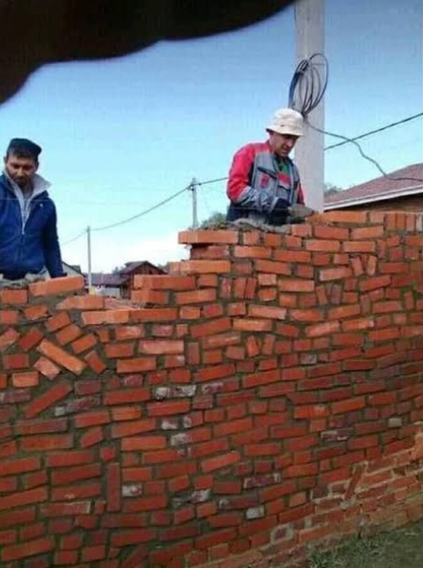 Tukang bangunan kelakuan nyeleneh Berbagai sumber