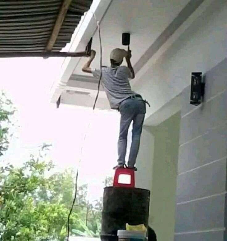 Tukang bangunan kelakuan nyeleneh Berbagai sumber