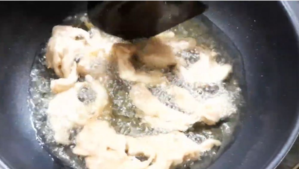 Tanpa dibaluri tepung kering, ini trik goreng jamur krispi agar makin renyah dan minyak tetap bersih
