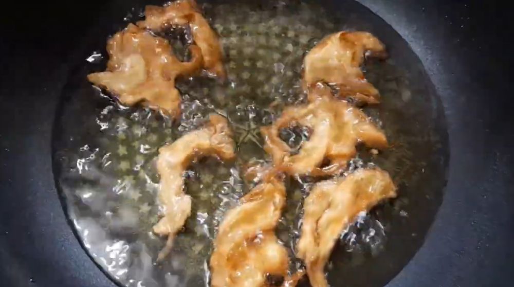 Tanpa dibaluri tepung kering, ini trik goreng jamur krispi agar makin renyah dan minyak tetap bersih
