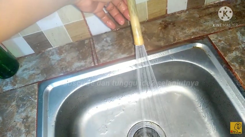 Tak perlu pakai alat khusus, ini cara sulap keran wastafel jadi shower cuci piring modal barang bekas