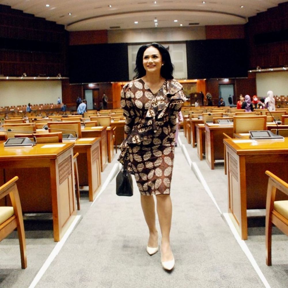 gaya krisdayanti pakai batik saat rapat DPR © berbagai sumber gaya krisdayanti pakai batik saat rapat DPR © berbagai sumber