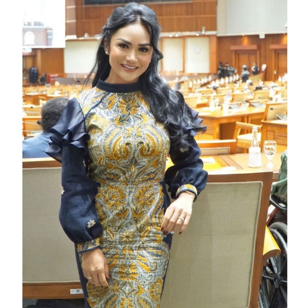 gaya krisdayanti pakai batik saat rapat DPR © berbagai sumber gaya krisdayanti pakai batik saat rapat DPR © berbagai sumber