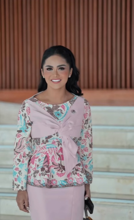 gaya krisdayanti pakai batik saat rapat DPR © berbagai sumber