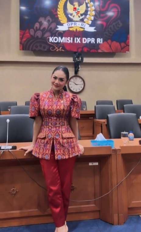 gaya krisdayanti pakai batik saat rapat DPR © berbagai sumber