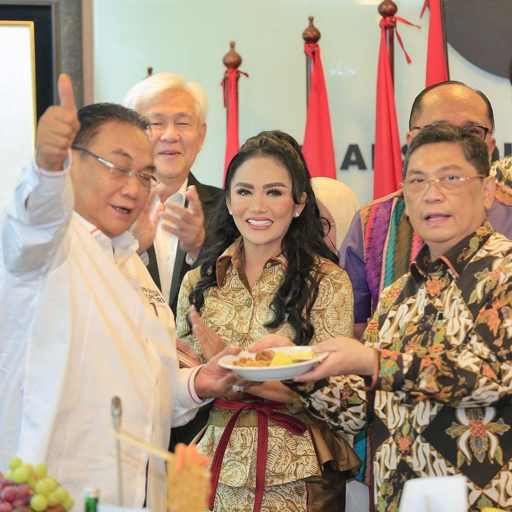 gaya krisdayanti pakai batik saat rapat DPR © berbagai sumber