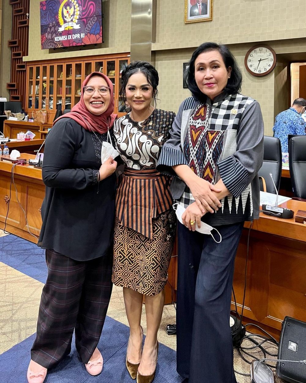 gaya krisdayanti pakai batik saat rapat DPR © berbagai sumber gaya krisdayanti pakai batik saat rapat DPR © berbagai sumber