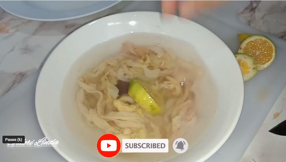 Nggak perlu dibilas berulang kali, ini trik membersihkan usus ayam supaya tidak amis