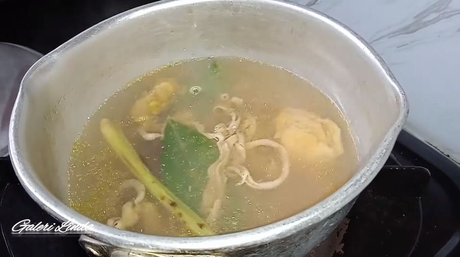 Nggak perlu dibilas berulang kali, ini trik membersihkan usus ayam supaya tidak amis