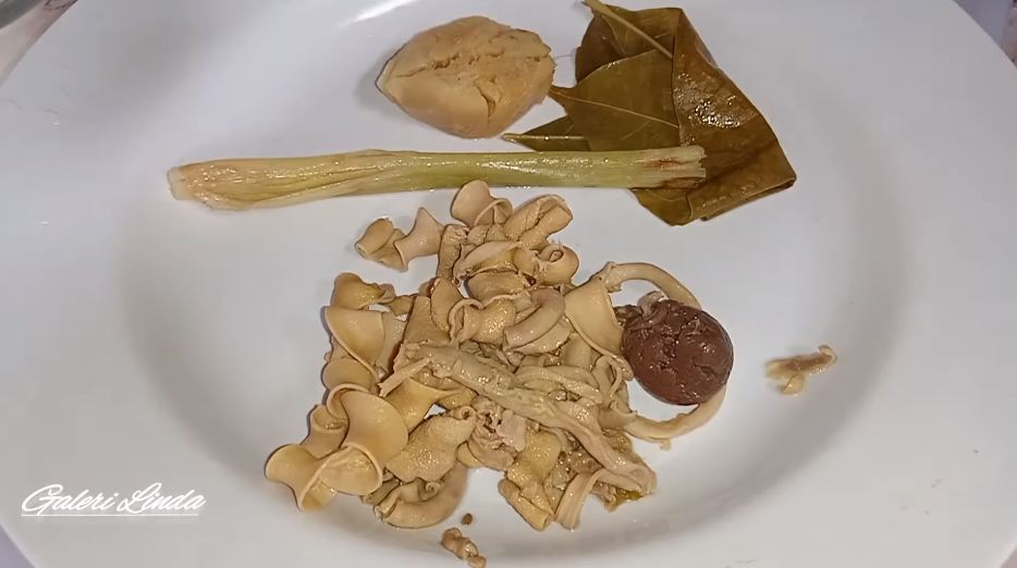 Nggak perlu dibilas berulang kali, ini trik membersihkan usus ayam supaya tidak amis