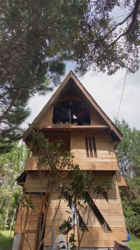 rumah kayu tengah hutan estetik © TikTok/@tinyhouseindonesia
