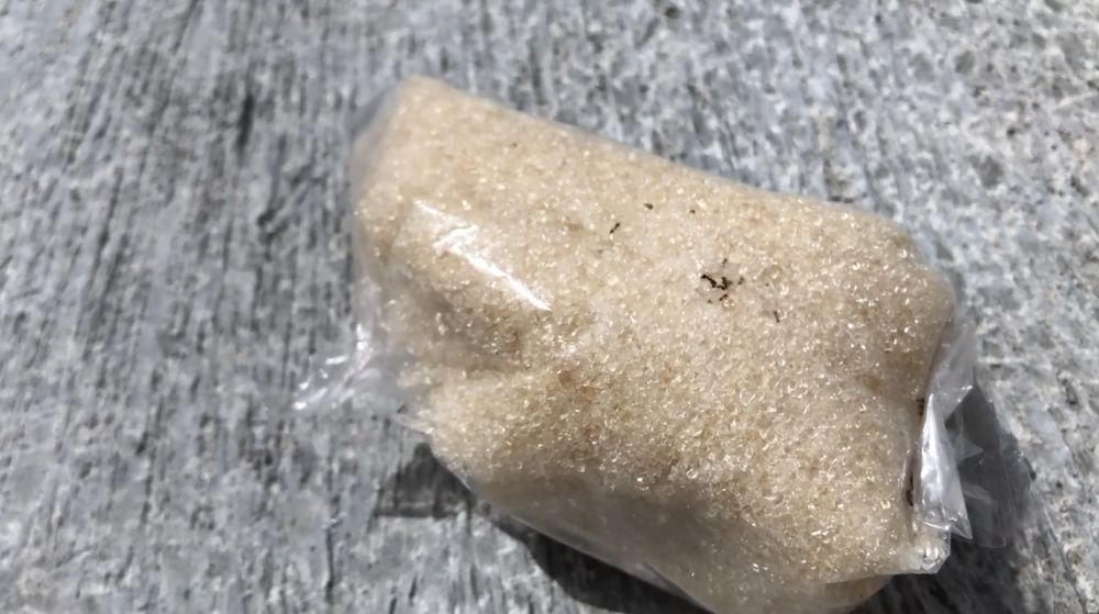 Tanpa bahan apa pun, ini cara mengusir semut di plastik kemasan gula pasir