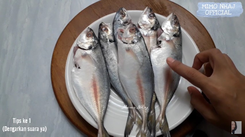 Tanpa tepung atau jahe, ini trik goreng ikan dan ayam agar minyaknya tak meletup pakai 1 bumbu dapur
