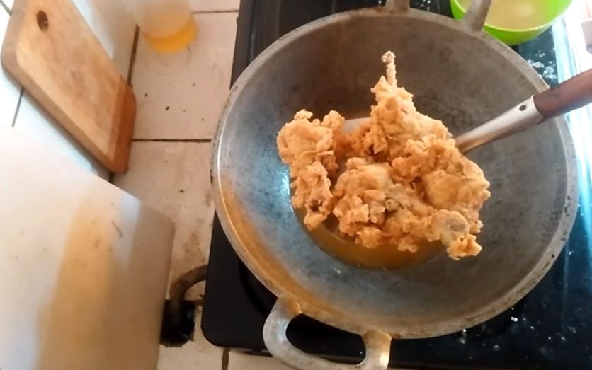 Tanpa telur atau baking powder, ini cara bikin ayam krispi agar tak alot dan renyah tahan lama
