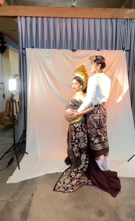9 Momen maternity shoot Jennifer Coppen dan Dali Wassink, kompak pakai busana Bali