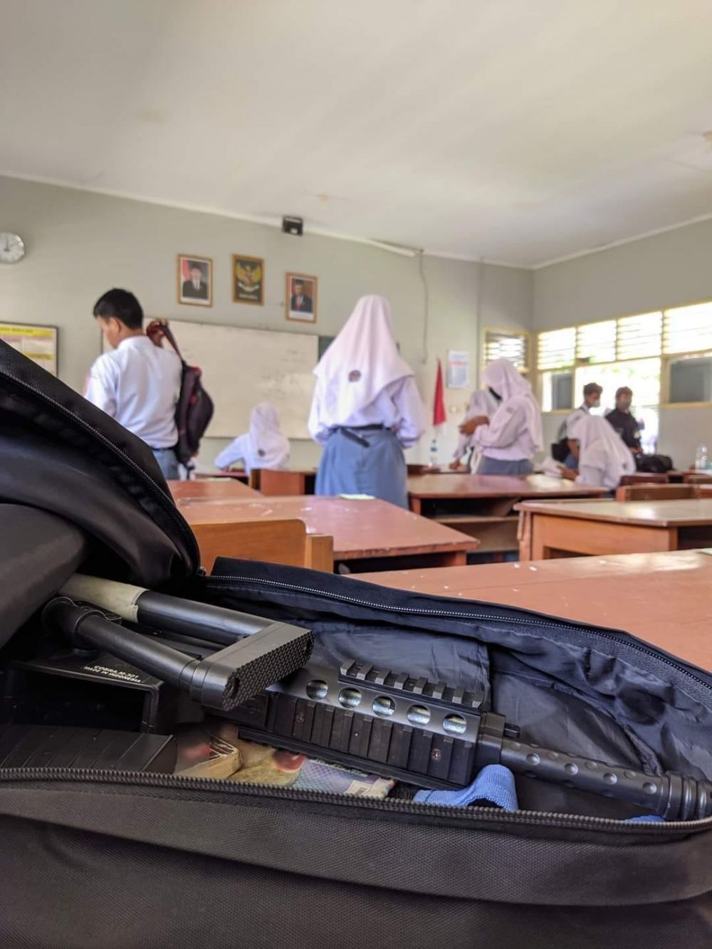 isi tas sekolah nyeleneh © berbagai sumber